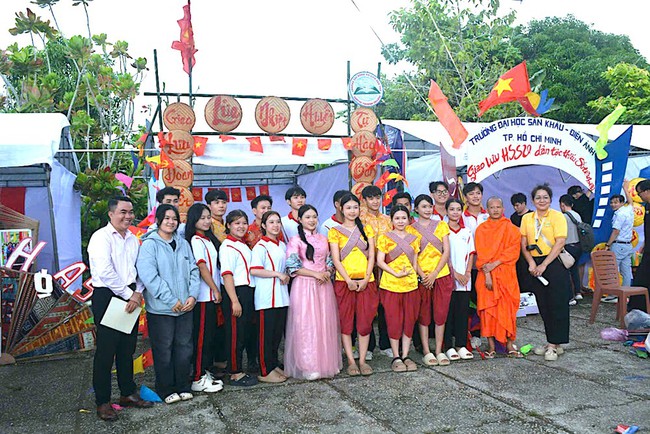 Giao lưu HSSV dân tộc thiểu số tiêu biểu năm 2025: Lan toả khát vọng vươn lên, gìn giữ bản sắc dân tộc Việt Nam - Ảnh 16. Giao lưu HSSV dân tộc thiểu số tiêu biểu năm 2025: Lan toả khát vọng vươn lên, gìn giữ bản sắc dân tộc Việt Nam - Ảnh 16.