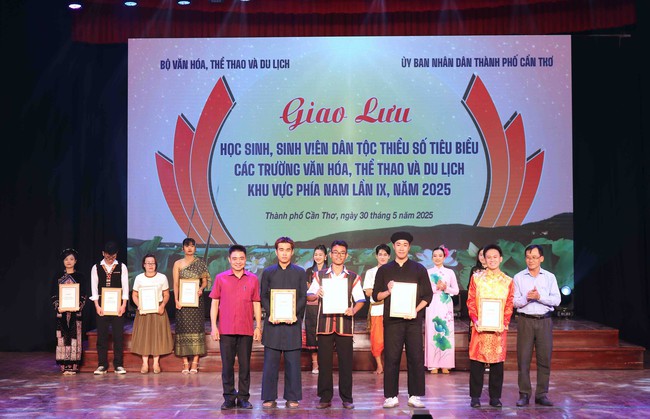 Giao lưu HSSV dân tộc thiểu số tiêu biểu năm 2025: Lan toả khát vọng vươn lên, gìn giữ bản sắc dân tộc Việt Nam - Ảnh 7. Giao lưu HSSV dân tộc thiểu số tiêu biểu năm 2025: Lan toả khát vọng vươn lên, gìn giữ bản sắc dân tộc Việt Nam - Ảnh 7.