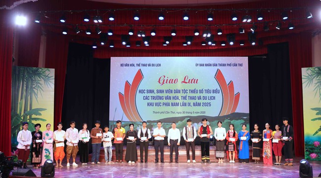 Giao lưu HSSV dân tộc thiểu số tiêu biểu năm 2025: Lan toả khát vọng vươn lên, gìn giữ bản sắc dân tộc Việt Nam - Ảnh 5. Giao lưu HSSV dân tộc thiểu số tiêu biểu năm 2025: Lan toả khát vọng vươn lên, gìn giữ bản sắc dân tộc Việt Nam - Ảnh 5.