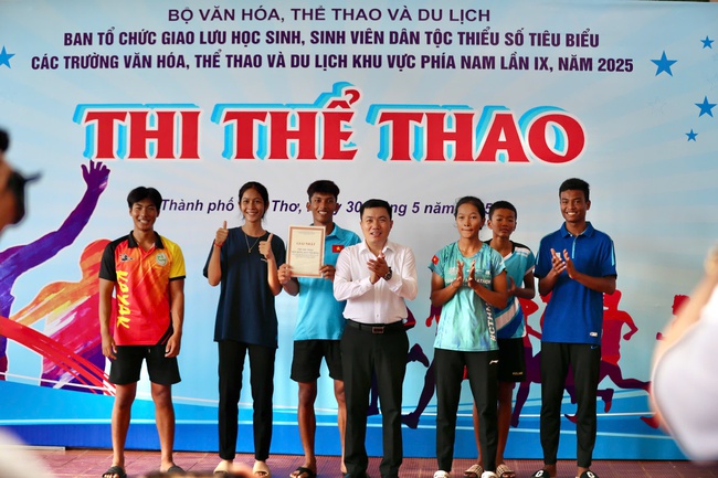 Giao lưu HSSV dân tộc thiểu số tiêu biểu năm 2025: Lan toả khát vọng vươn lên, gìn giữ bản sắc dân tộc Việt Nam - Ảnh 14. Giao lưu HSSV dân tộc thiểu số tiêu biểu năm 2025: Lan toả khát vọng vươn lên, gìn giữ bản sắc dân tộc Việt Nam - Ảnh 14.