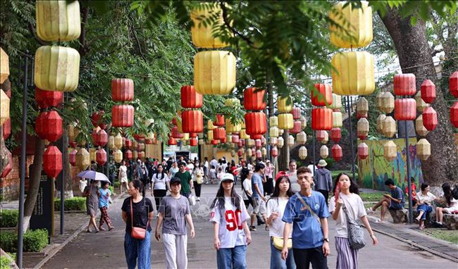 Du lịch Việt Nam ước phục vụ khoảng 10,5 triệu lượt khách dịp nghỉ lễ 30/4 - 1/5 - Ảnh 1. Du lịch Việt Nam ước phục vụ khoảng 10,5 triệu lượt khách dịp nghỉ lễ 30/4 - 1/5 - Ảnh 1.