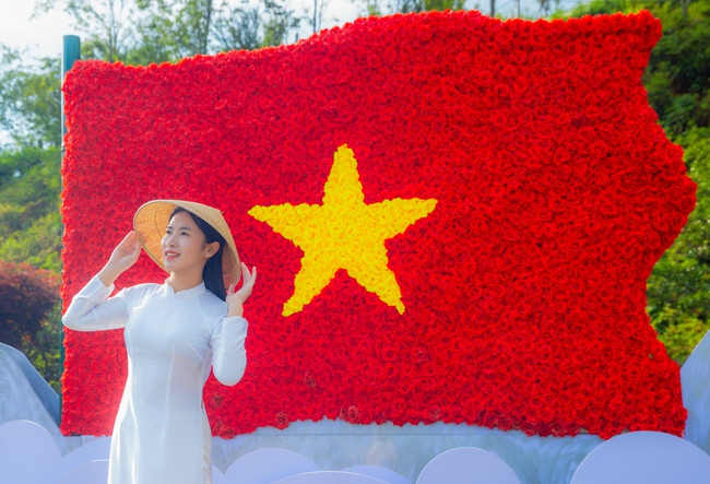 Sa Pa tấp nập khách đến du ngoạn Lễ hội Hoa hồng Fansipan - Ảnh 10. Sa Pa tấp nập khách đến du ngoạn Lễ hội Hoa hồng Fansipan - Ảnh 10.