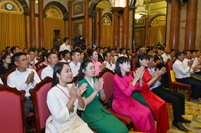 Chủ tịch nước gặp mặt các nghệ nhân làng nghề tiêu biểu toàn quốc - Ảnh 4. Chủ tịch nước gặp mặt các nghệ nhân làng nghề tiêu biểu toàn quốc - Ảnh 4.