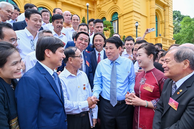 Chủ tịch nước gặp mặt các nghệ nhân làng nghề tiêu biểu toàn quốc - Ảnh 1. Chủ tịch nước gặp mặt các nghệ nhân làng nghề tiêu biểu toàn quốc - Ảnh 1.