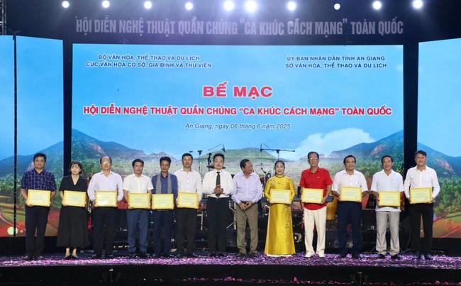 Gia Lai giành 1 huy chương vàng, 3 huy chương bạc tại Hội diễn Nghệ thuật quần chúng “Ca khúc cách mạng” toàn quốc năm 2025 - Ảnh 1. Gia Lai giành 1 huy chương vàng, 3 huy chương bạc tại Hội diễn Nghệ thuật quần chúng “Ca khúc cách mạng” toàn quốc năm 2025 - Ảnh 1.