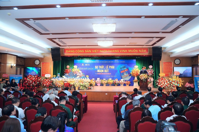 Ra mắt cuốn sách "Sự thật, lẽ phải và ngọn bút" của nhà báo, nhà văn Hồ Quang Lợi - Ảnh 6. Ra mắt cuốn sách "Sự thật, lẽ phải và ngọn bút" của nhà báo, nhà văn Hồ Quang Lợi - Ảnh 6.