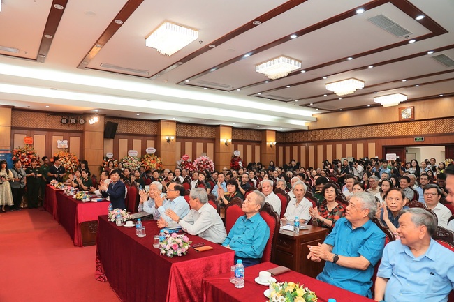 Ra mắt cuốn sách "Sự thật, lẽ phải và ngọn bút" của nhà báo, nhà văn Hồ Quang Lợi - Ảnh 5. Ra mắt cuốn sách "Sự thật, lẽ phải và ngọn bút" của nhà báo, nhà văn Hồ Quang Lợi - Ảnh 5.