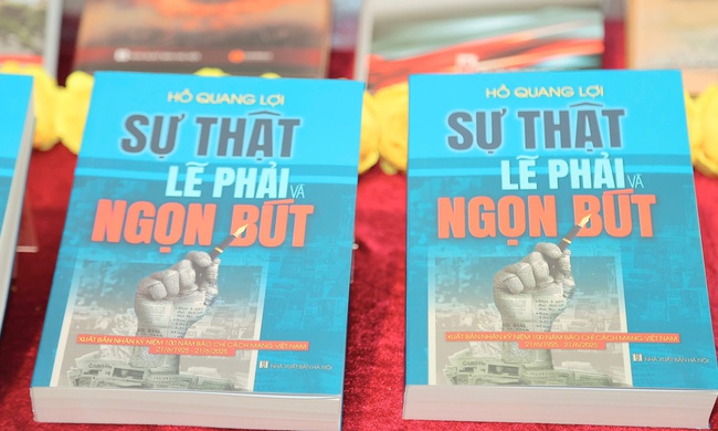 Ra mắt cuốn sách "Sự thật, lẽ phải và ngọn bút" của nhà báo, nhà văn Hồ Quang Lợi - Ảnh 4. Ra mắt cuốn sách "Sự thật, lẽ phải và ngọn bút" của nhà báo, nhà văn Hồ Quang Lợi - Ảnh 4.