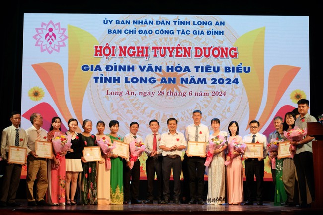 Tổ chức Hội nghị sơ kết 02 năm thi hành Luật Phòng, chống bạo lực gia đình và tuyên dương gia đình văn hóa tiêu biểu tỉnh Long An năm 2025 - Ảnh 1. Tổ chức Hội nghị sơ kết 02 năm thi hành Luật Phòng, chống bạo lực gia đình và tuyên dương gia đình văn hóa tiêu biểu tỉnh Long An năm 2025 - Ảnh 1.
