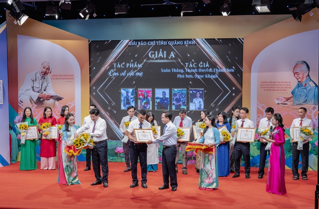 Báo chí Quảng Bình: Tự hào quá khứ, vững bước tương lai - Ảnh 2. Báo chí Quảng Bình: Tự hào quá khứ, vững bước tương lai - Ảnh 2.