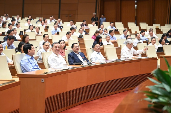 Thông qua Nghị quyết của Quốc hội sửa đổi, bổ sung một số điều của Hiến pháp năm 2013 - Ảnh 1. Thông qua Nghị quyết của Quốc hội sửa đổi, bổ sung một số điều của Hiến pháp năm 2013 - Ảnh 1.