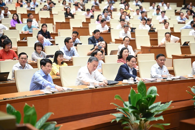 Thông qua Nghị quyết của Quốc hội sửa đổi, bổ sung một số điều của Hiến pháp năm 2013 - Ảnh 3. Thông qua Nghị quyết của Quốc hội sửa đổi, bổ sung một số điều của Hiến pháp năm 2013 - Ảnh 3.