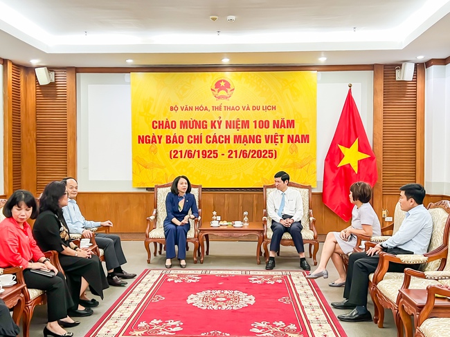 Hà Nội chúc mừng Bộ VHTTDL nhân kỷ niệm 100 năm Ngày Báo chí Cách mạng Việt Nam - Ảnh 1.