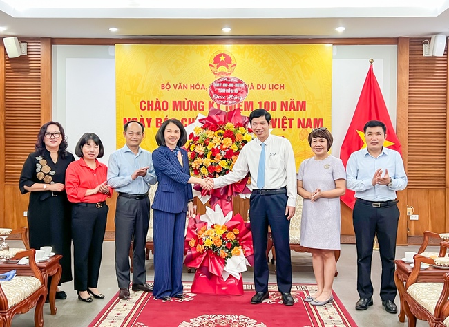 Hà Nội chúc mừng Bộ VHTTDL nhân kỷ niệm 100 năm Ngày Báo chí Cách mạng Việt Nam - Ảnh 4.