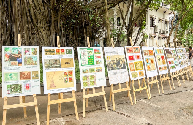 Trưng bày tư liệu, hình ảnh, hiện vật quý về hành trình 100 năm Báo chí Cách mạng Việt Nam - Ảnh 6. Trưng bày tư liệu, hình ảnh, hiện vật quý về hành trình 100 năm Báo chí Cách mạng Việt Nam - Ảnh 6.