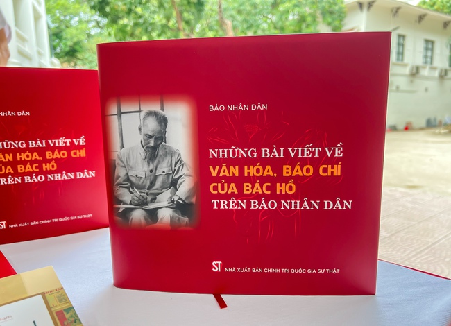 Trưng bày tư liệu, hình ảnh, hiện vật quý về hành trình 100 năm Báo chí Cách mạng Việt Nam - Ảnh 4. Trưng bày tư liệu, hình ảnh, hiện vật quý về hành trình 100 năm Báo chí Cách mạng Việt Nam - Ảnh 4.