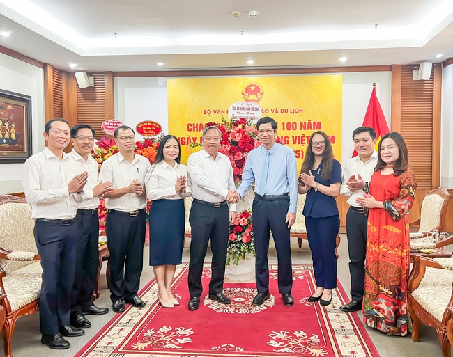 Nhiều cơ quan, đơn vị chúc mừng Bộ VHTTDL nhân kỷ niệm 100 năm Ngày Báo chí Cách mạng Việt Nam - Ảnh 2. Nhiều cơ quan, đơn vị chúc mừng Bộ VHTTDL nhân kỷ niệm 100 năm Ngày Báo chí Cách mạng Việt Nam - Ảnh 2.