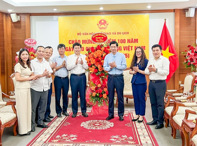 Nhiều cơ quan, đơn vị chúc mừng Bộ VHTTDL nhân kỷ niệm 100 năm Ngày Báo chí Cách mạng Việt Nam - Ảnh 4. Nhiều cơ quan, đơn vị chúc mừng Bộ VHTTDL nhân kỷ niệm 100 năm Ngày Báo chí Cách mạng Việt Nam - Ảnh 4.