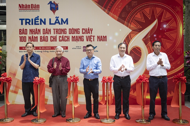 Trưng bày tư liệu, hình ảnh, hiện vật quý về hành trình 100 năm Báo chí Cách mạng Việt Nam - Ảnh 2. Trưng bày tư liệu, hình ảnh, hiện vật quý về hành trình 100 năm Báo chí Cách mạng Việt Nam - Ảnh 2.