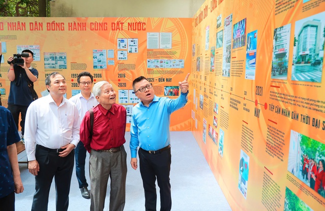 Trưng bày tư liệu, hình ảnh, hiện vật quý về hành trình 100 năm Báo chí Cách mạng Việt Nam - Ảnh 3. Trưng bày tư liệu, hình ảnh, hiện vật quý về hành trình 100 năm Báo chí Cách mạng Việt Nam - Ảnh 3.