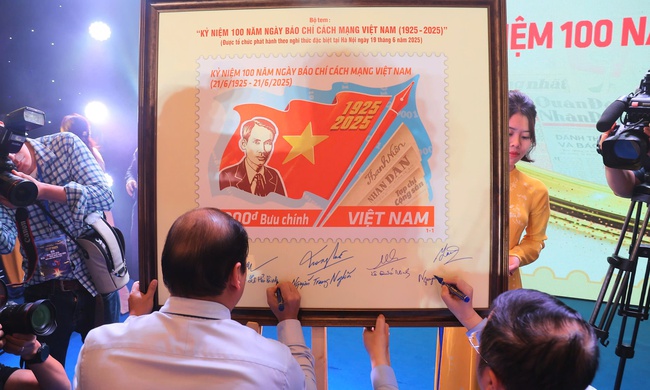 Phát hành bộ tem Kỷ niệm 100 năm Ngày Báo chí Cách mạng Việt Nam - Ảnh 4. Phát hành bộ tem Kỷ niệm 100 năm Ngày Báo chí Cách mạng Việt Nam - Ảnh 4.