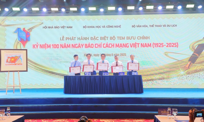 Phát hành bộ tem Kỷ niệm 100 năm Ngày Báo chí Cách mạng Việt Nam - Ảnh 2. Phát hành bộ tem Kỷ niệm 100 năm Ngày Báo chí Cách mạng Việt Nam - Ảnh 2.