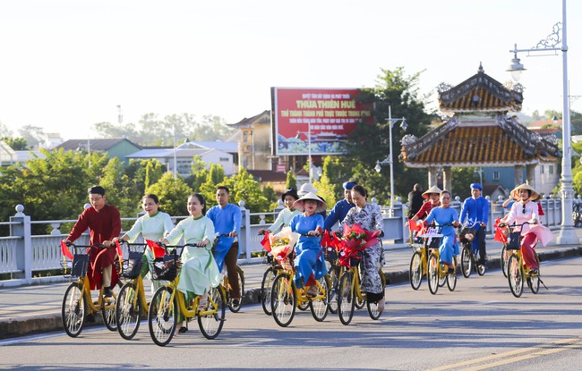 Chuỗi hoạt động văn hóa đặc sắc sẽ diễn ra tại Tuần lễ Áo dài cộng đồng Huế 2025 - Ảnh 1. Chuỗi hoạt động văn hóa đặc sắc sẽ diễn ra tại Tuần lễ Áo dài cộng đồng Huế 2025 - Ảnh 1.