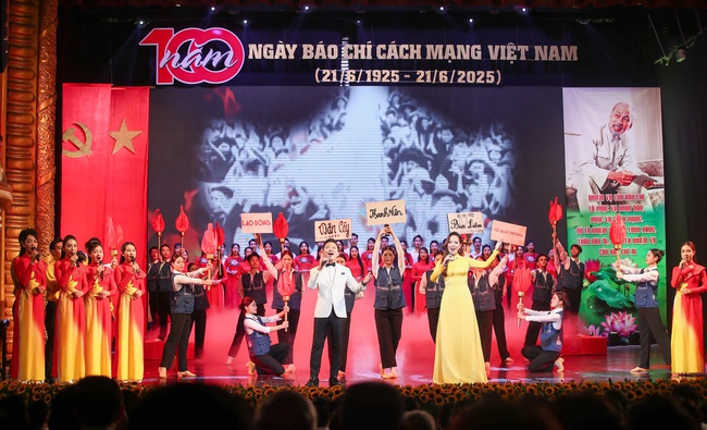 Bộ trưởng Nguyễn Văn Hùng: Chương trình nghệ thuật "Mãi mãi tấm lòng son – Ngòi bút sắc" là lời tri ân và đóa hoa thơm tặng người làm báo - Ảnh 4. Bộ trưởng Nguyễn Văn Hùng: Chương trình nghệ thuật "Mãi mãi tấm lòng son – Ngòi bút sắc" là lời tri ân và đóa hoa thơm tặng người làm báo - Ảnh 4.
