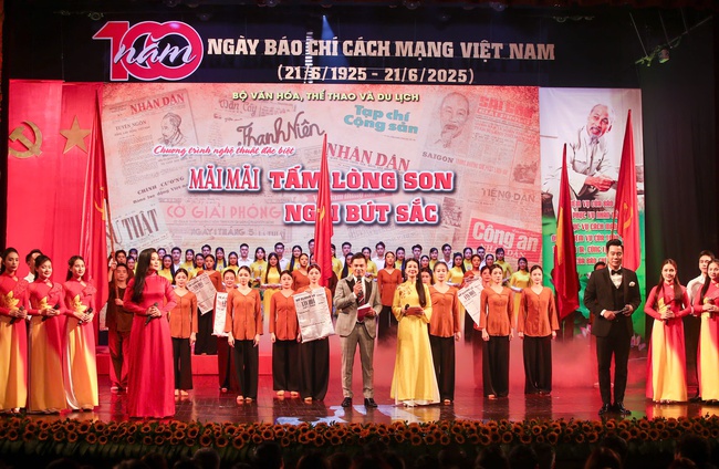 Bộ trưởng Nguyễn Văn Hùng: Chương trình nghệ thuật "Mãi mãi tấm lòng son – Ngòi bút sắc" là lời tri ân và đóa hoa thơm tặng người làm báo - Ảnh 7. Bộ trưởng Nguyễn Văn Hùng: Chương trình nghệ thuật "Mãi mãi tấm lòng son – Ngòi bút sắc" là lời tri ân và đóa hoa thơm tặng người làm báo - Ảnh 7.