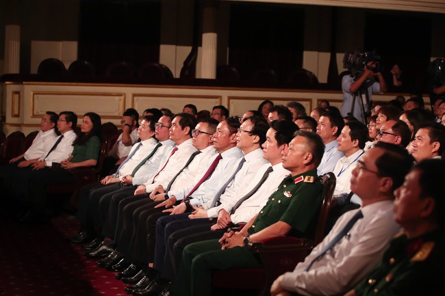 Bộ trưởng Nguyễn Văn Hùng: Chương trình nghệ thuật "Mãi mãi tấm lòng son – Ngòi bút sắc" là lời tri ân và đóa hoa thơm tặng người làm báo - Ảnh 1. Bộ trưởng Nguyễn Văn Hùng: Chương trình nghệ thuật "Mãi mãi tấm lòng son – Ngòi bút sắc" là lời tri ân và đóa hoa thơm tặng người làm báo - Ảnh 1.