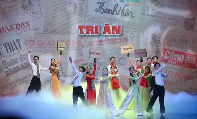 Bộ trưởng Nguyễn Văn Hùng: Chương trình nghệ thuật "Mãi mãi tấm lòng son – Ngòi bút sắc" là lời tri ân và đóa hoa thơm tặng người làm báo - Ảnh 6. Bộ trưởng Nguyễn Văn Hùng: Chương trình nghệ thuật "Mãi mãi tấm lòng son – Ngòi bút sắc" là lời tri ân và đóa hoa thơm tặng người làm báo - Ảnh 6.