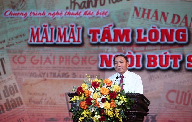 Bộ trưởng Nguyễn Văn Hùng: Chương trình nghệ thuật "Mãi mãi tấm lòng son – Ngòi bút sắc" là lời tri ân và đóa hoa thơm tặng người làm báo - Ảnh 2. Bộ trưởng Nguyễn Văn Hùng: Chương trình nghệ thuật "Mãi mãi tấm lòng son – Ngòi bút sắc" là lời tri ân và đóa hoa thơm tặng người làm báo - Ảnh 2.