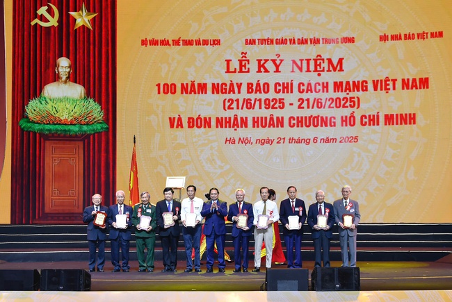 Kỷ niệm trọng thể 100 năm ngày Báo chí cách mạng Việt Nam - Ảnh 7. Kỷ niệm trọng thể 100 năm ngày Báo chí cách mạng Việt Nam - Ảnh 7.