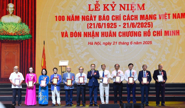 Kỷ niệm trọng thể 100 năm ngày Báo chí cách mạng Việt Nam - Ảnh 8. Kỷ niệm trọng thể 100 năm ngày Báo chí cách mạng Việt Nam - Ảnh 8.