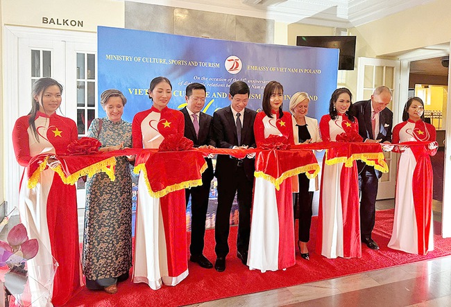 Chương trình nghệ thuật “Tinh hoa văn hóa Việt Nam”: Thắt chặt tình hữu nghị Việt Nam - Ba Lan - Ảnh 3. Chương trình nghệ thuật “Tinh hoa văn hóa Việt Nam”: Thắt chặt tình hữu nghị Việt Nam - Ba Lan - Ảnh 3.
