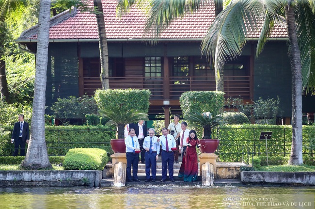 Đoàn đại biểu Đảng bộ Bộ VHTTDL viếng Lăng và báo công dâng Bác - Ảnh 13. Đoàn đại biểu Đảng bộ Bộ VHTTDL viếng Lăng và báo công dâng Bác - Ảnh 13.