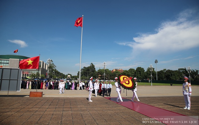 Đoàn đại biểu Đảng bộ Bộ VHTTDL viếng Lăng và báo công dâng Bác - Ảnh 6. Đoàn đại biểu Đảng bộ Bộ VHTTDL viếng Lăng và báo công dâng Bác - Ảnh 6.