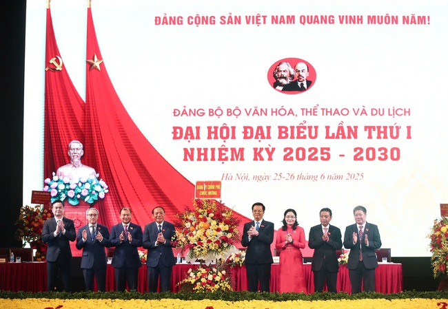Bộ trưởng Nguyễn Văn Hùng giữ chức Bí thư Đảng ủy Bộ VHTTDL nhiệm kỳ 2025 - 2030 - Ảnh 2. Bộ trưởng Nguyễn Văn Hùng giữ chức Bí thư Đảng ủy Bộ VHTTDL nhiệm kỳ 2025 - 2030 - Ảnh 2.