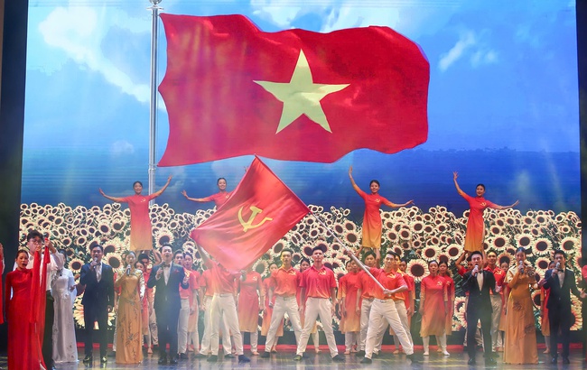 Rực rỡ chương trình nghệ thuật đặc biệt "Ánh sáng và niềm tin" chào mừng Đại hội đại biểu Đảng bộ Bộ VHTTDL nhiệm kỳ 2025–2030 - Ảnh 13. Rực rỡ chương trình nghệ thuật đặc biệt "Ánh sáng và niềm tin" chào mừng Đại hội đại biểu Đảng bộ Bộ VHTTDL nhiệm kỳ 2025–2030 - Ảnh 13.