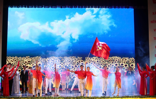 Rực rỡ chương trình nghệ thuật đặc biệt "Ánh sáng và niềm tin" chào mừng Đại hội đại biểu Đảng bộ Bộ VHTTDL nhiệm kỳ 2025–2030 - Ảnh 14. Rực rỡ chương trình nghệ thuật đặc biệt "Ánh sáng và niềm tin" chào mừng Đại hội đại biểu Đảng bộ Bộ VHTTDL nhiệm kỳ 2025–2030 - Ảnh 14.