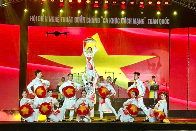 "Niềm tin và khát vọng": Ca ngợi truyền thống lịch sử văn hóa của mảnh đất, con người Lạng Sơn - Ảnh 2. "Niềm tin và khát vọng": Ca ngợi truyền thống lịch sử văn hóa của mảnh đất, con người Lạng Sơn - Ảnh 2.