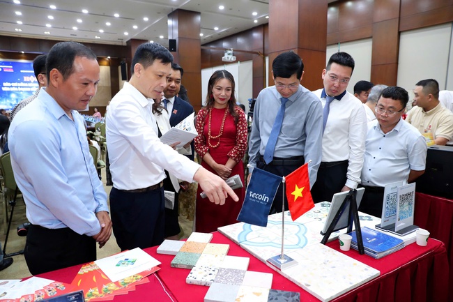 Hơn 300 đại biểu dự Hội thảo "Báo chí đồng hành xây dựng và phát triển văn hóa doanh nghiệp trong kỷ nguyên mới" - Ảnh 4. Hơn 300 đại biểu dự Hội thảo "Báo chí đồng hành xây dựng và phát triển văn hóa doanh nghiệp trong kỷ nguyên mới" - Ảnh 4.