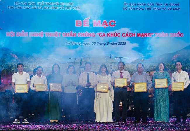Bế mạc Hội diễn Nghệ thuật quần chúng "Ca khúc cách mạng" toàn quốc năm 2025 - Ảnh 1. Bế mạc Hội diễn Nghệ thuật quần chúng "Ca khúc cách mạng" toàn quốc năm 2025 - Ảnh 1.
