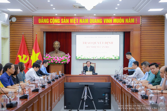 Bộ Văn hóa, Thể thao và Du lịch trao các quyết định về công tác cán bộ - Ảnh 2. Bộ Văn hóa, Thể thao và Du lịch trao các quyết định về công tác cán bộ - Ảnh 2.