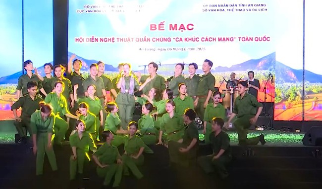 Nhiều kết quả xuất sắc tại Hội diễn nghệ thuật quần chúng ca khúc cách mạng 2025 - Ảnh 1. Nhiều kết quả xuất sắc tại Hội diễn nghệ thuật quần chúng ca khúc cách mạng 2025 - Ảnh 1.