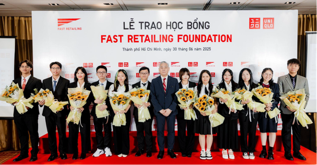 Trao tặng 12 suất học bổng dành cho học sinh Việt Nam  - Ảnh 1.