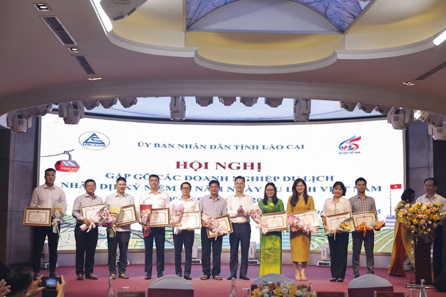 Chủ tịch UBND tỉnh Lào Cai trao Bằng khen cho YeaH1 vì đóng góp phát triển du lịch qua chương trình “Gia Đình Haha” - Ảnh 1. Chủ tịch UBND tỉnh Lào Cai trao Bằng khen cho YeaH1 vì đóng góp phát triển du lịch qua chương trình “Gia Đình Haha” - Ảnh 1.