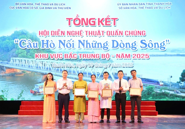 Bế mạc Hội diễn nghệ thuật quần chúng "Câu hò nối những dòng sông" - Ảnh 1. Bế mạc Hội diễn nghệ thuật quần chúng "Câu hò nối những dòng sông" - Ảnh 1.