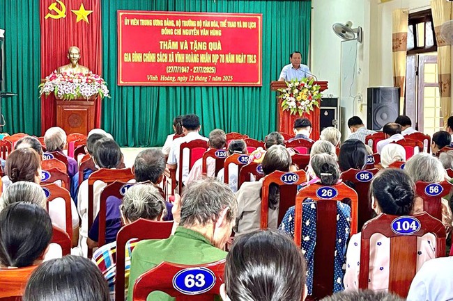 Bộ trưởng Nguyễn Văn Hùng thăm, tặng quà người có công tại Quảng Trị - Ảnh 1. Bộ trưởng Nguyễn Văn Hùng thăm, tặng quà người có công tại Quảng Trị - Ảnh 1.