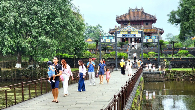 Lượng khách đến Huế tăng trưởng ổn định trong 6 tháng đầu năm - Ảnh 1. Lượng khách đến Huế tăng trưởng ổn định trong 6 tháng đầu năm - Ảnh 1.